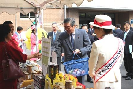 福島県産食品の即売会視察・購入の様子