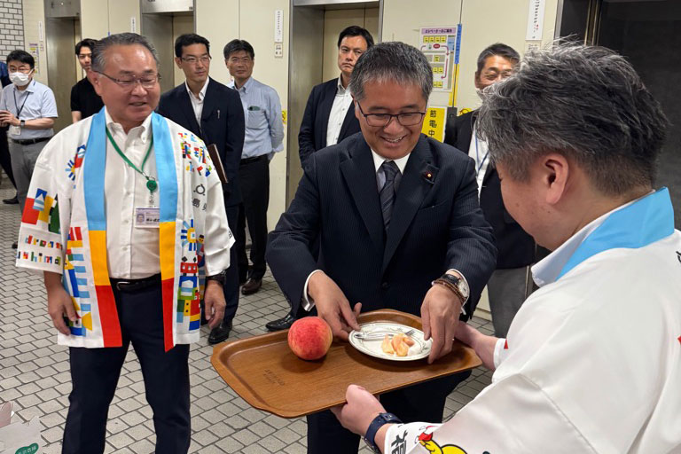 伊藤大臣の「ふくしま復興フェア」視察(７月29日)