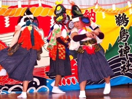 村の伝統芸能である“鵜鳥神楽(うのとりかぐら)