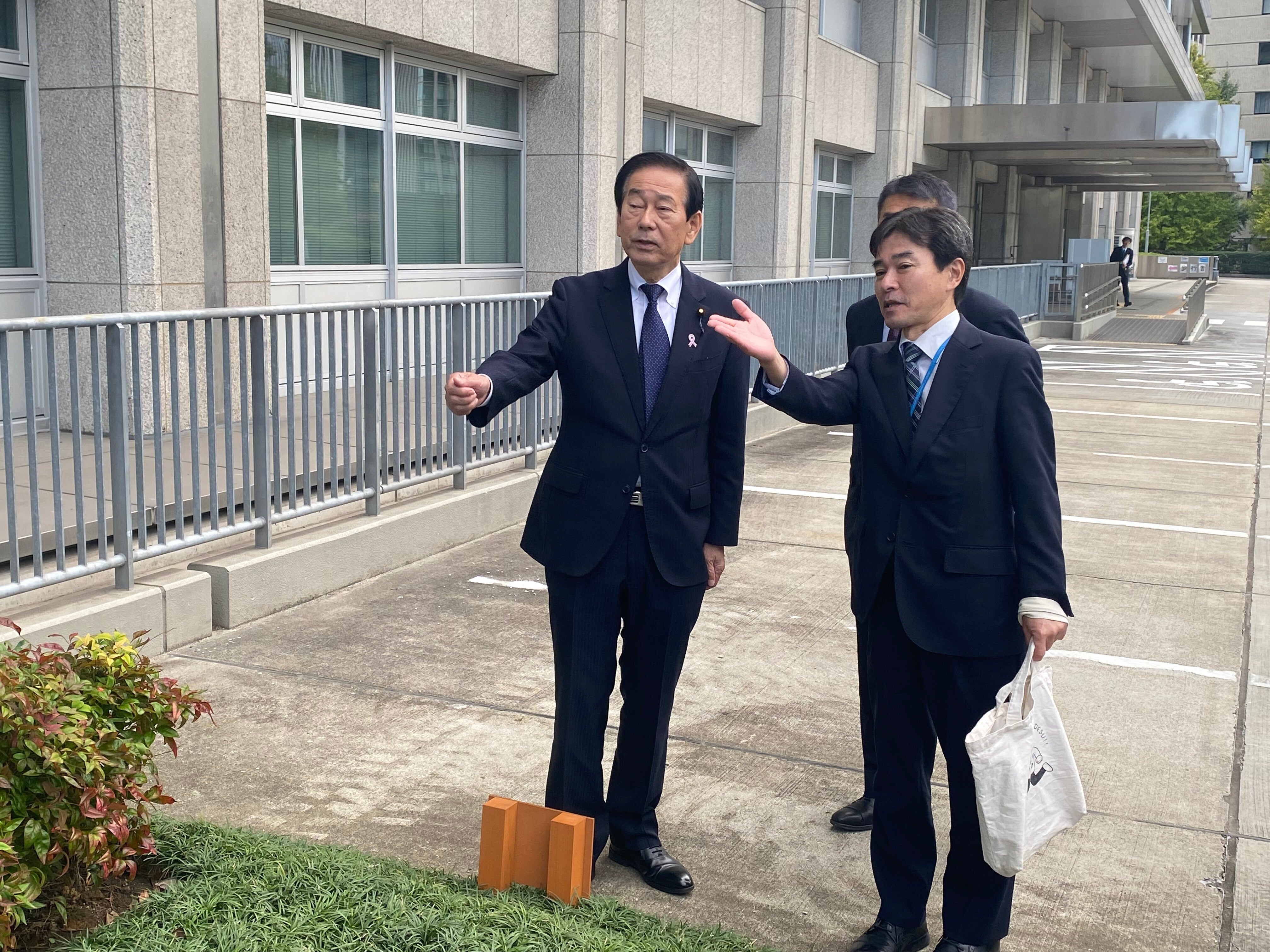 ■復興再生土の利用の現場視察の様子（田所復興副大臣）