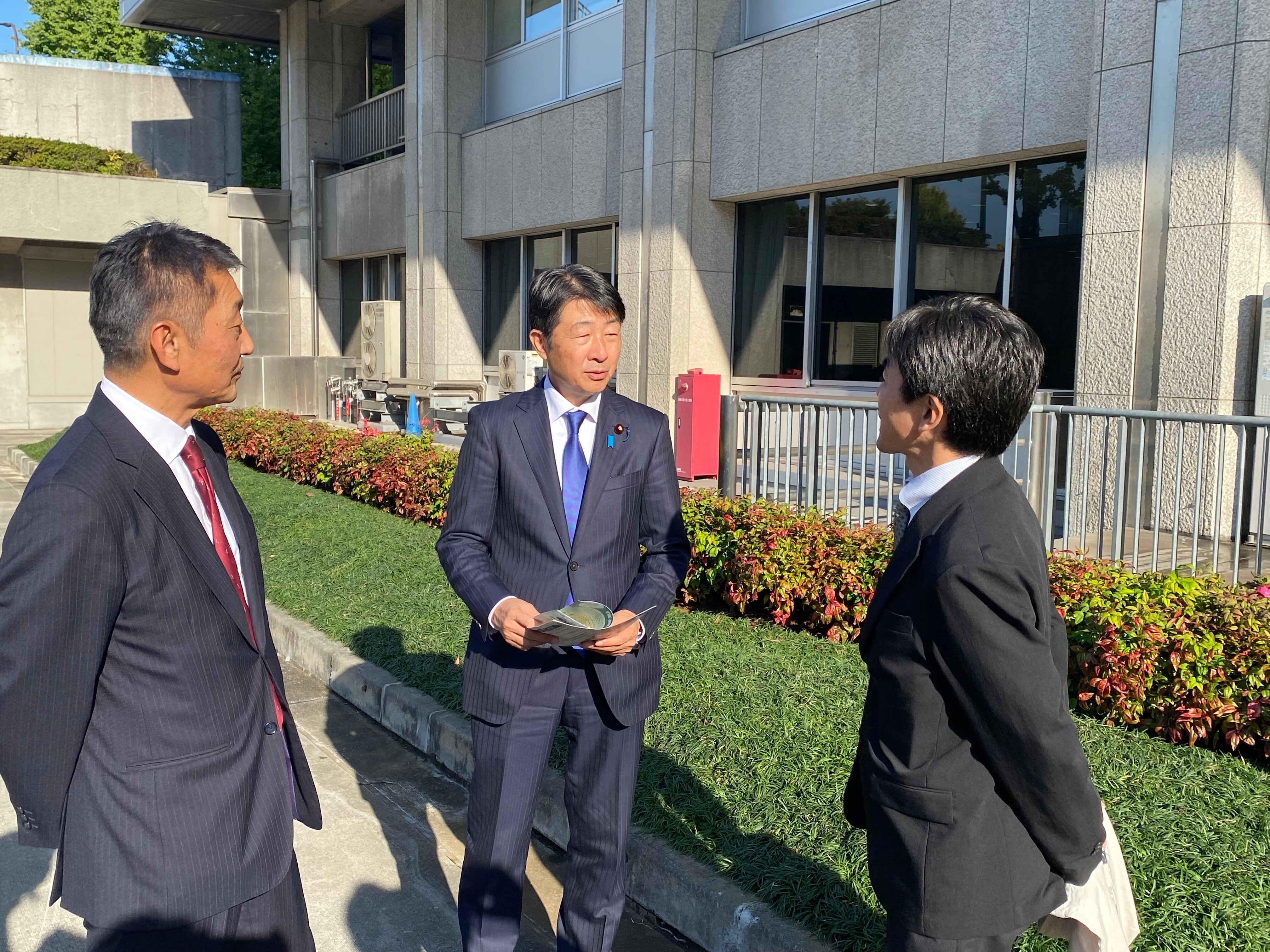 ■復興再生土の利用の現場視察の様子（古川復興大臣政務官）