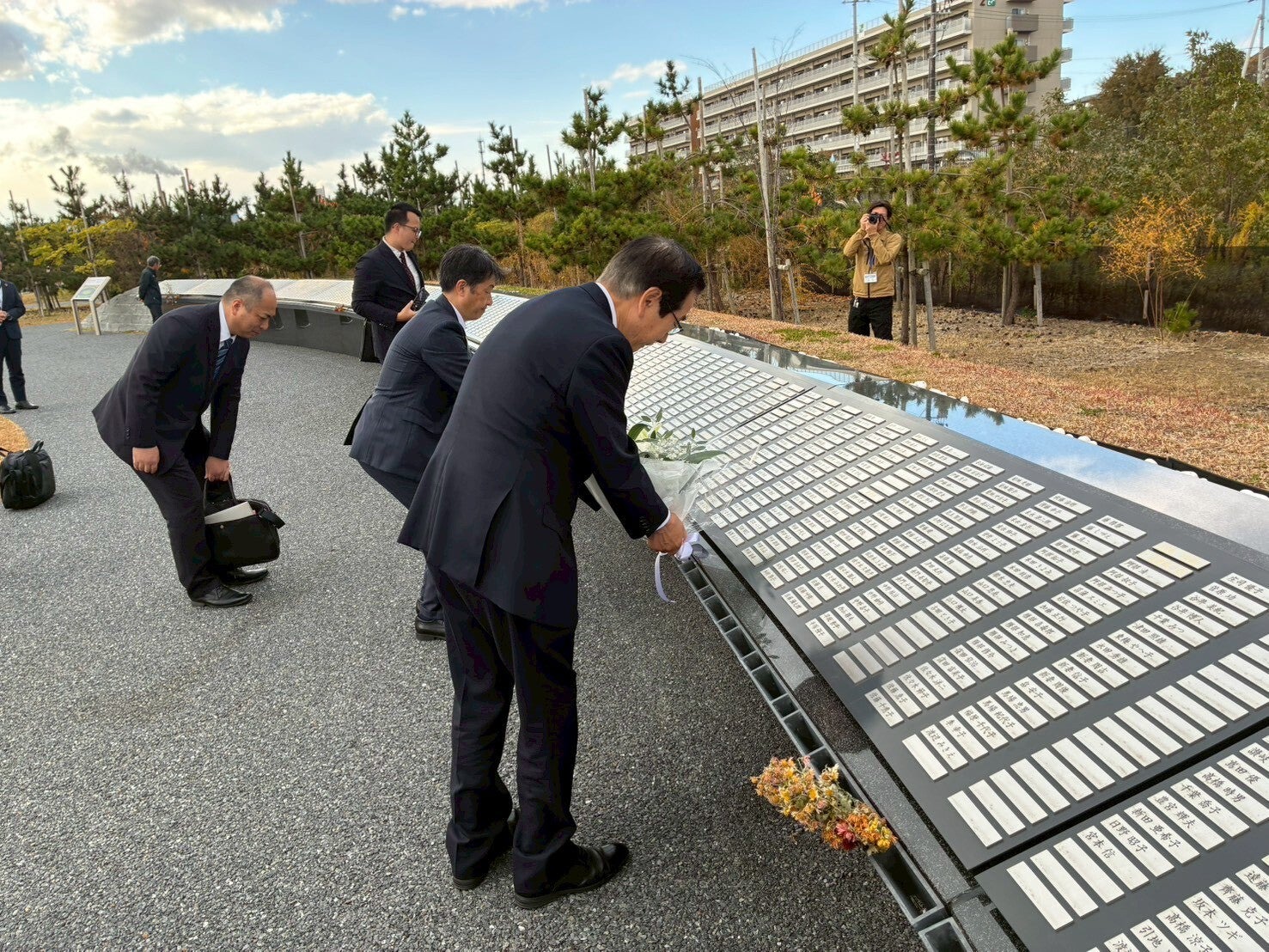 ■石巻南浜津波復興祈念公園での献花・黙祷(於:石巻市)②