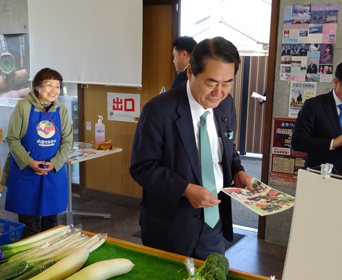 ②店内を視察する牧野復興大臣